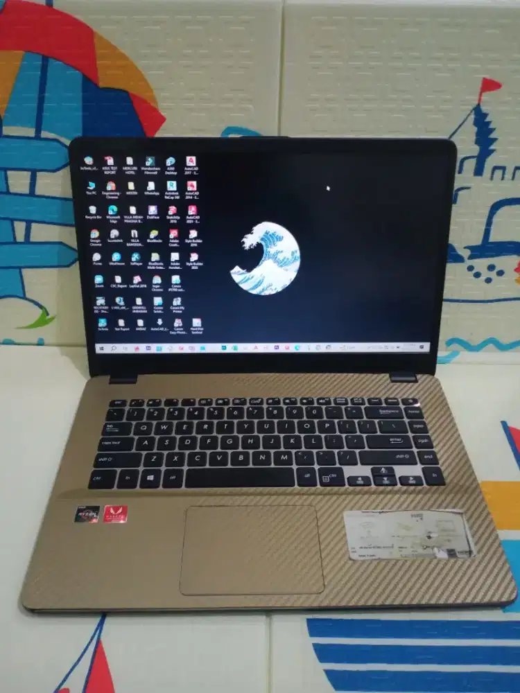 Asus ViVobook X505Z 
AMD Ryzen 5 Gen 2500U
Ram 4 GB
SSD 256 GB