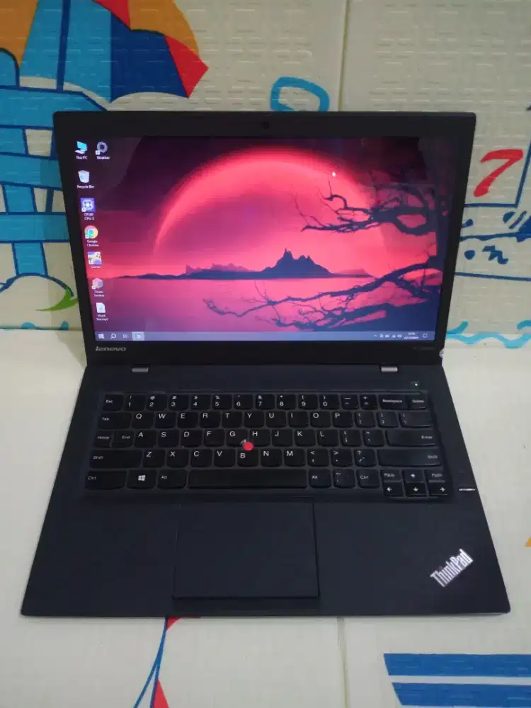 Lenovo Thinkpad X1 Carbon 
Intel Core i7 Gen 4600U
Ram 8 GB
SSD 256 GB