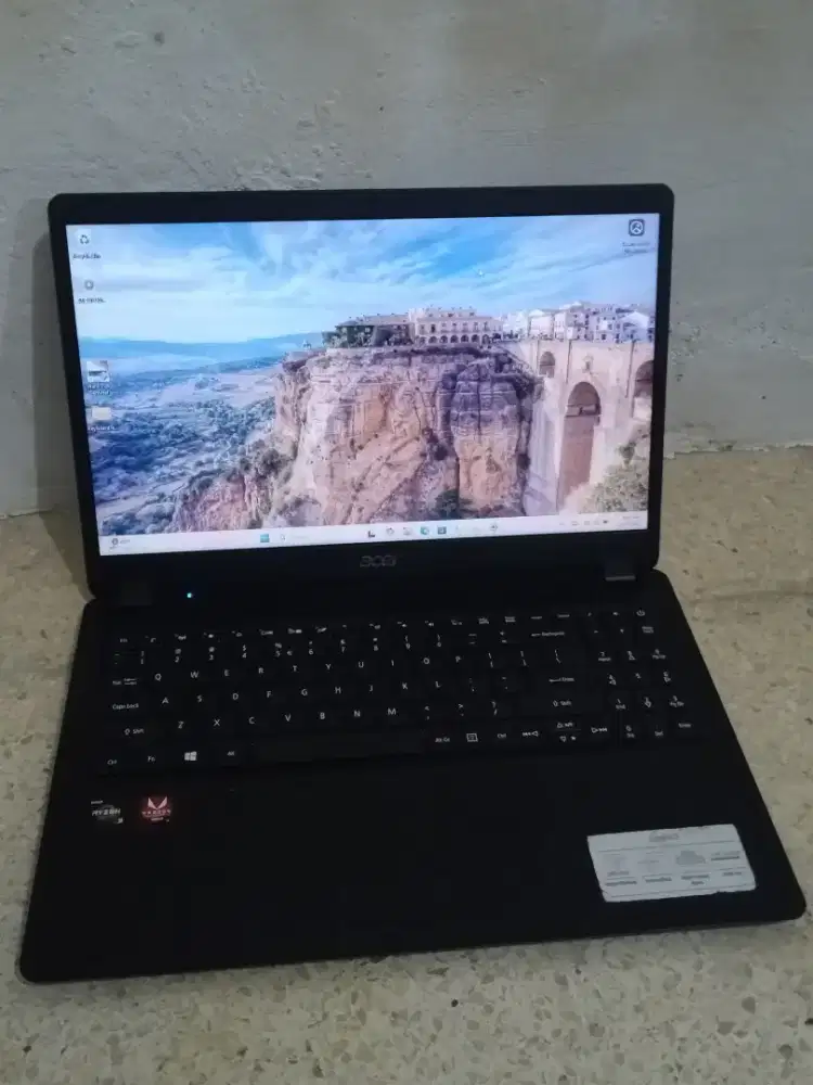 Acer A315-42
AMD Ryzen 3 Gen 3200U
Ram 4 GB / 500 GB