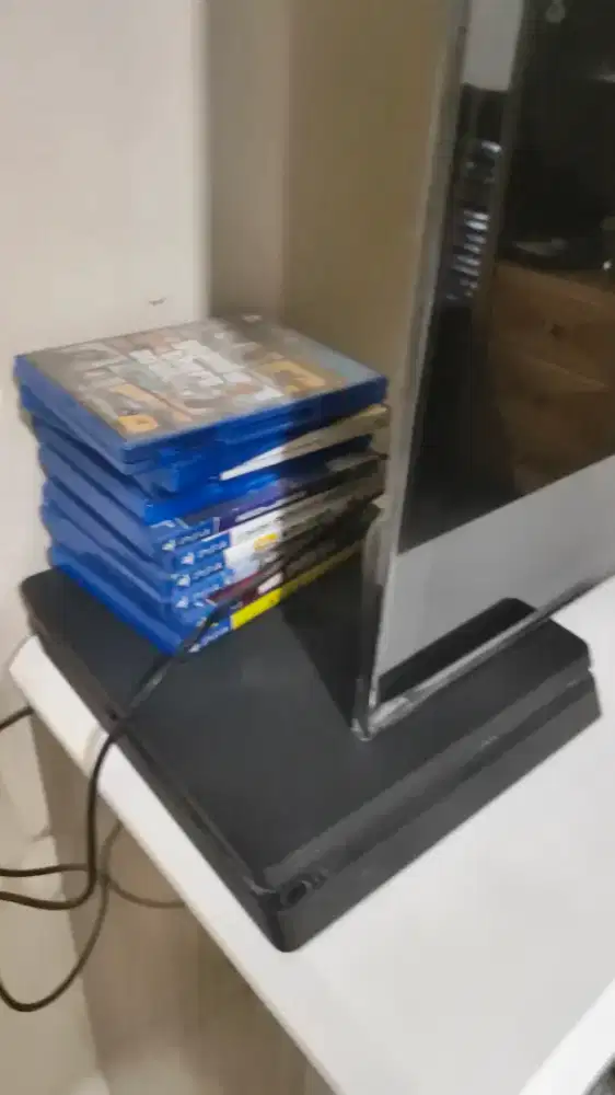 PlayStation 4 slim 1TB+Bonus 11 Kaset Game Dan Steering Wheel Nego