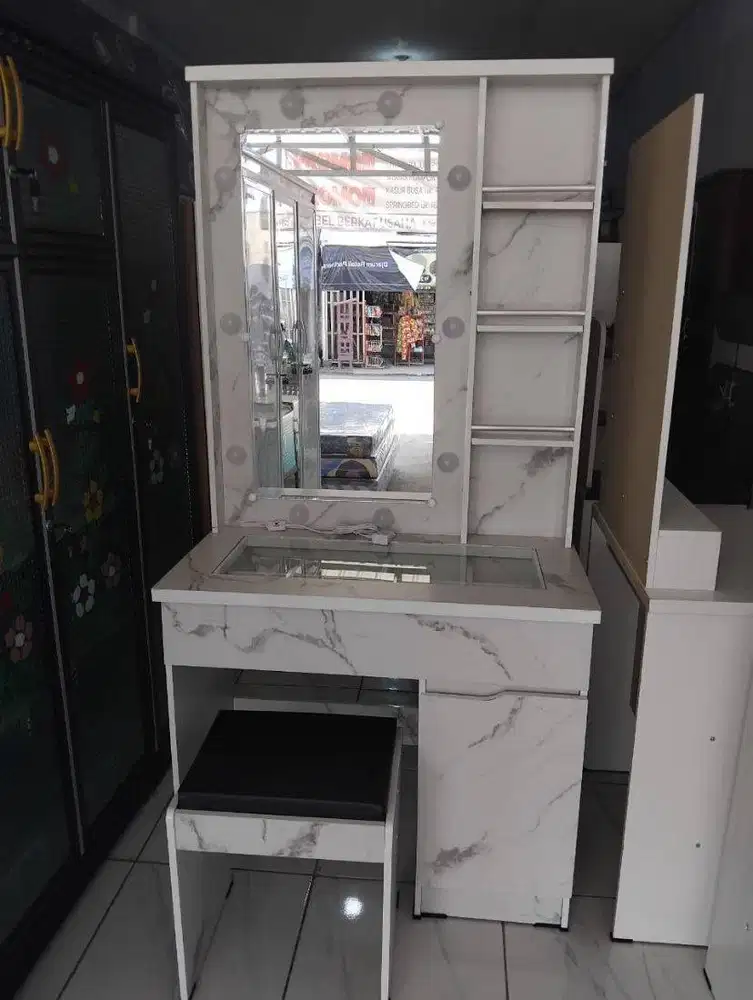 Meja Rias Minimalis Berbagai Model Lampu LED