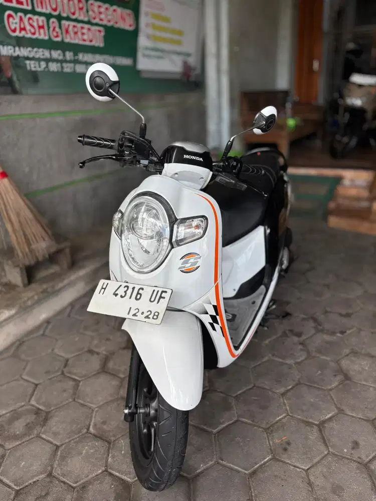 Scoopy 2018 putih