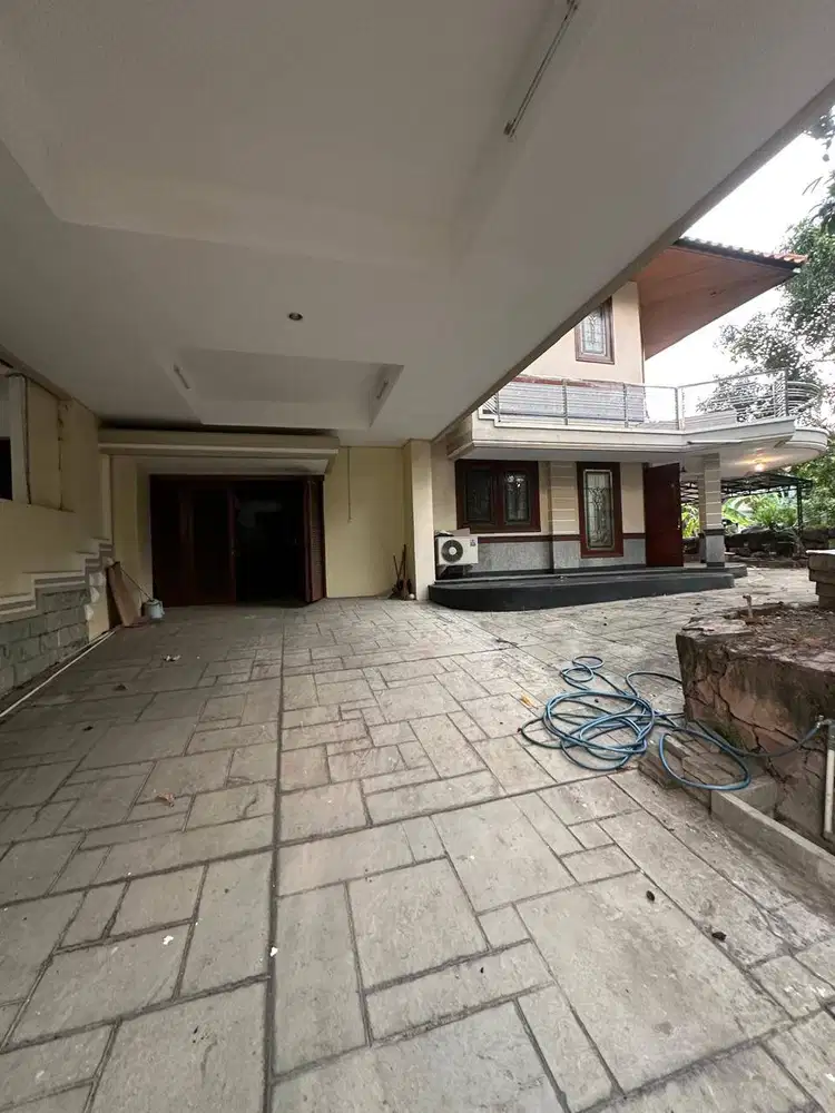 Dijual Rumah Lokasi Favorit Langka Graha Family Blok B Surabaya Barat