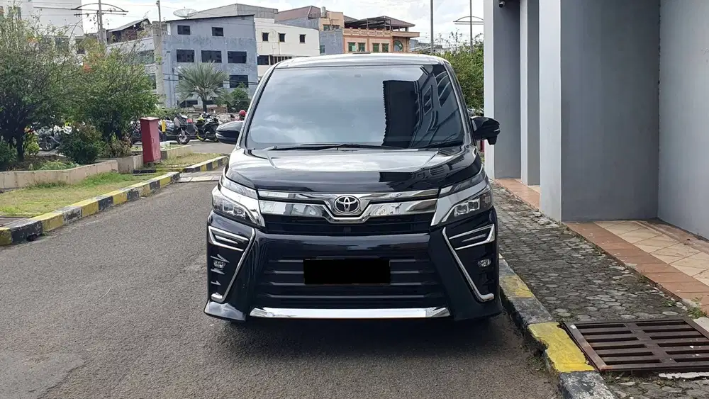 Toyota Voxy 2.0 Sunroof AT Hitam Metalik 2020 Low KM Service Record
