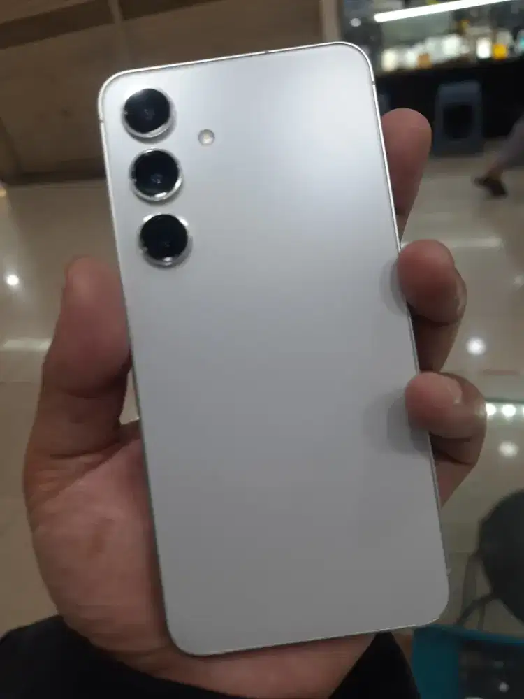 Samsung S23 ultra 

12/512
Lengkap seen
Warna putih

No minus