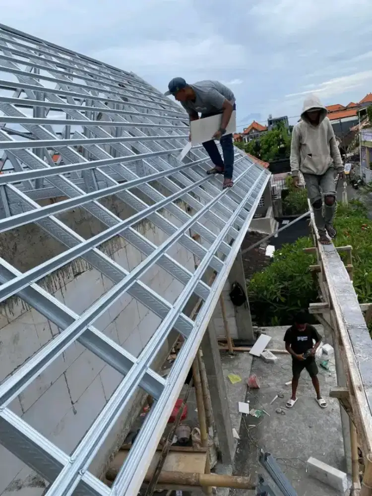 TukanG atap Rmh BocoR.dak rembes