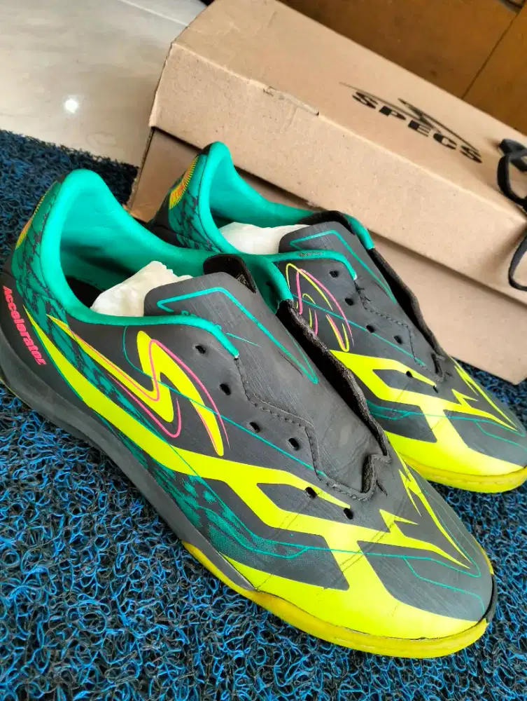 Preloved Sepatu Futsal SPECS size 37
