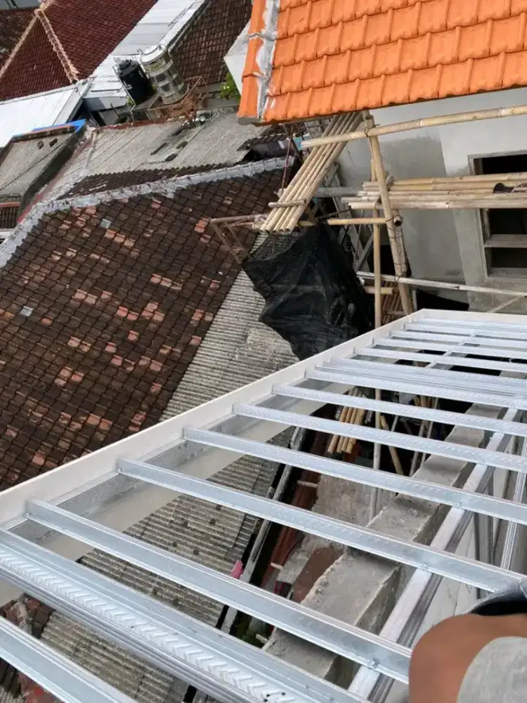 TukanG atap Rmh BocoR.talang air