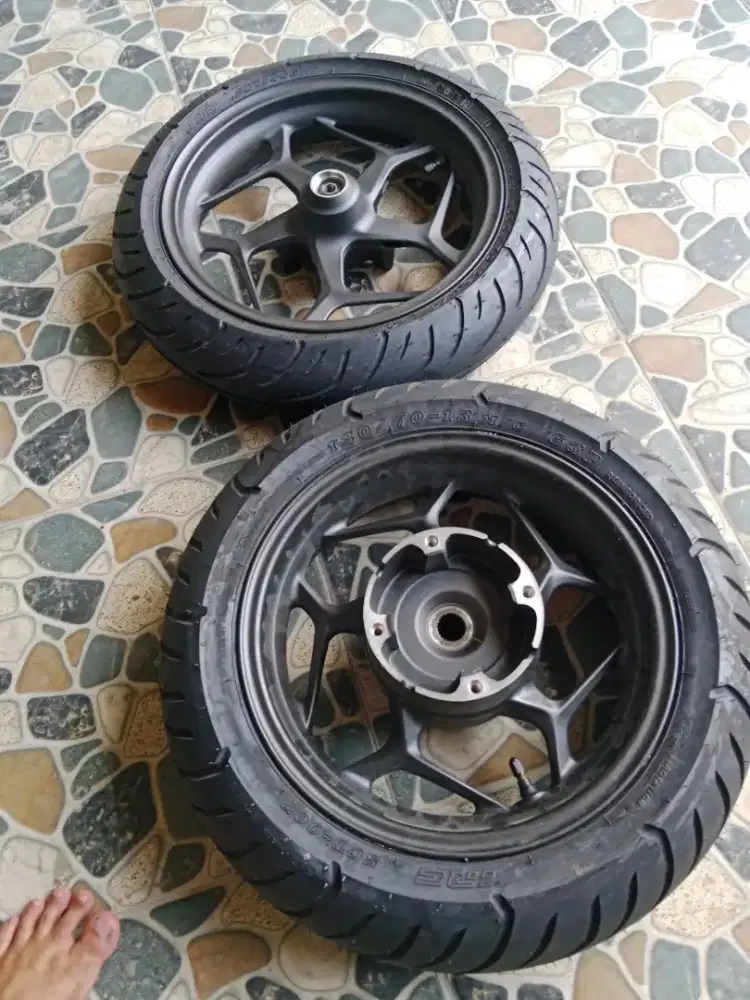 Pelek & ban PCX 160 2025 Kondisi masih baru, baru keluar dari deler