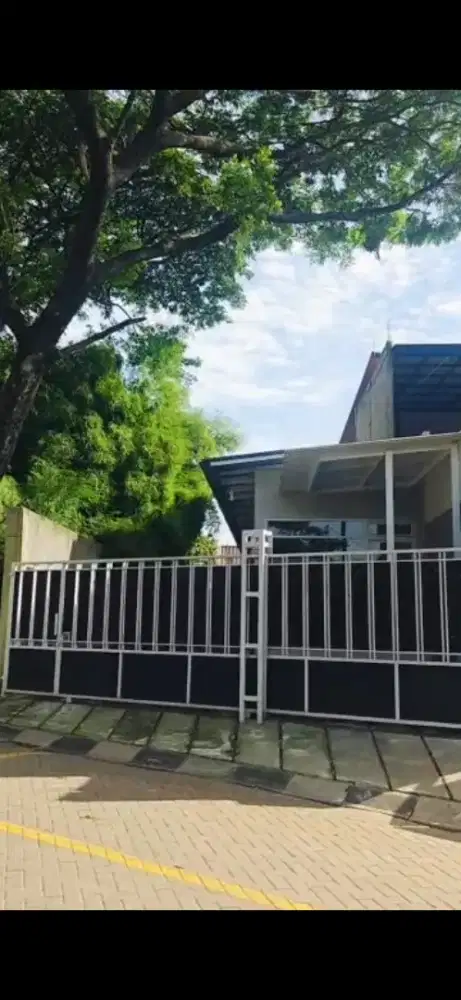 Bangunan Komersil dengan Tanah Luas