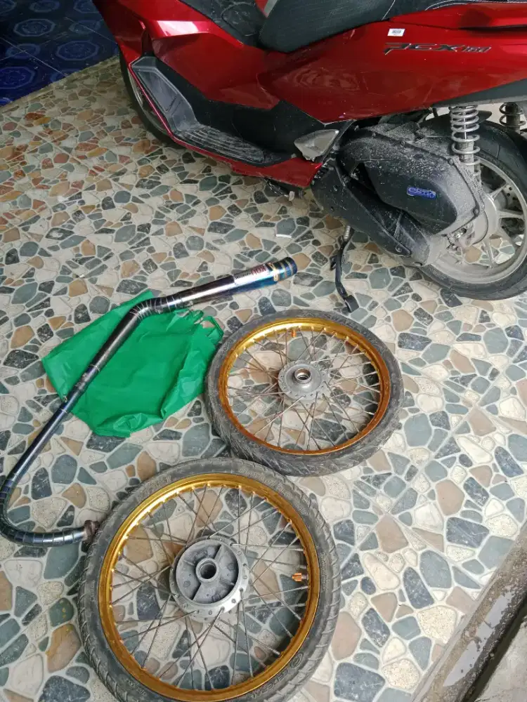 Pelek ring 17 dan tromol  , kenalpot KOU leher c  , buat vixion nvl