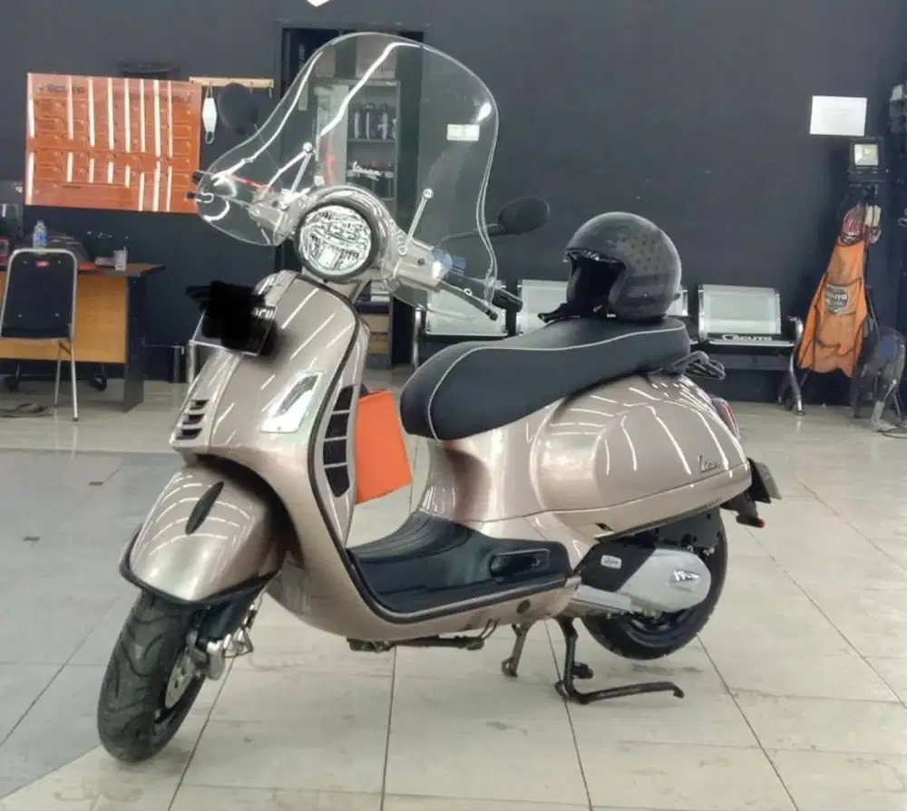 Vespa GTS 150 limited edition bronze Low KM