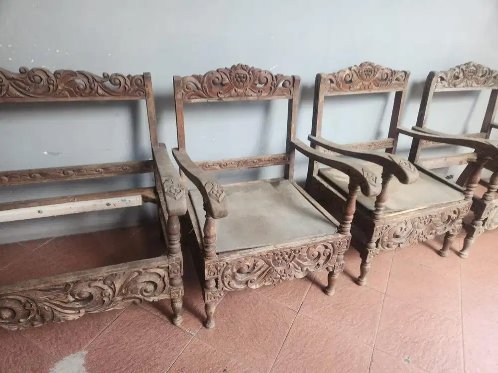 Kursi Ukir Kayu Antik – Rp800.000