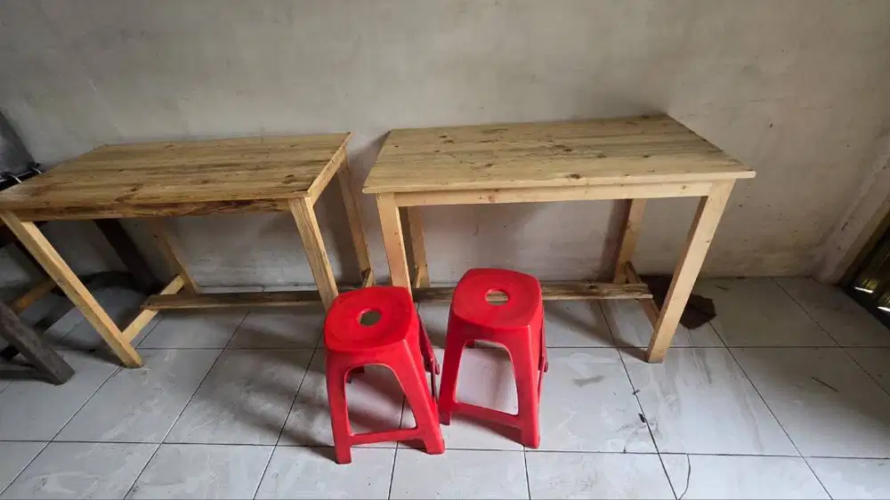 3 meja makan kayu dan 6 bangku plastik merah