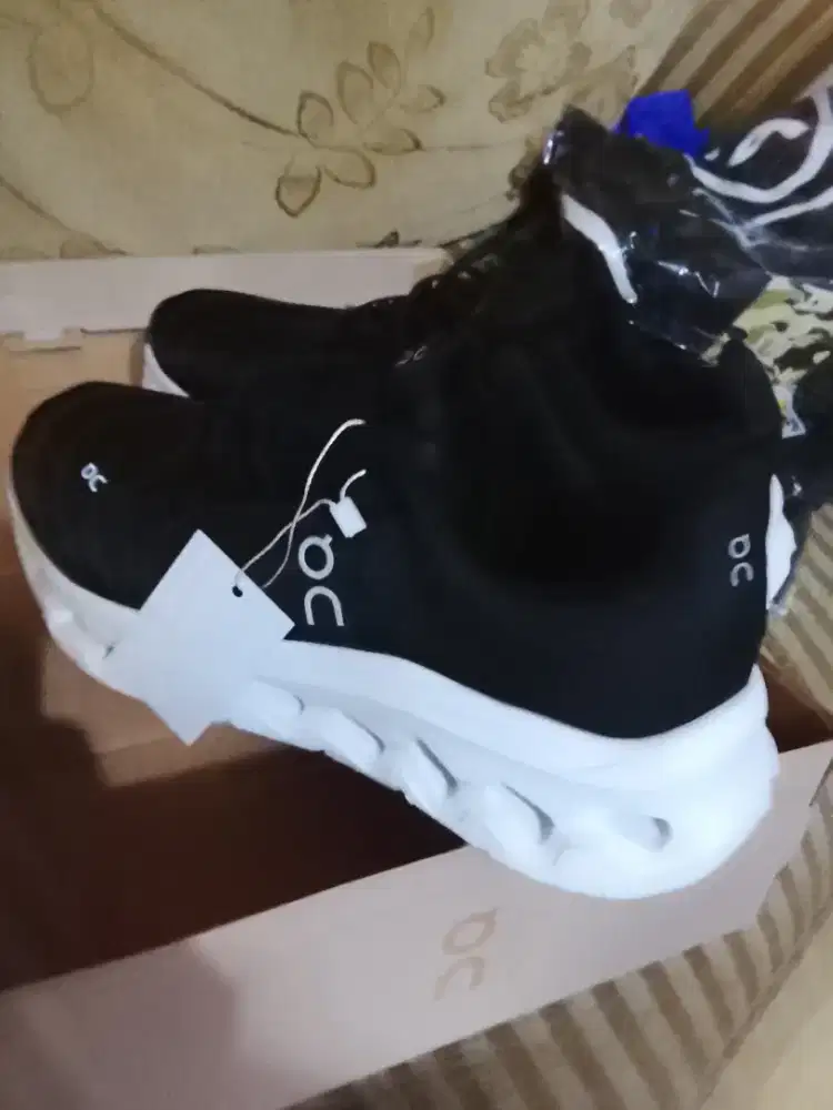 Sepatu Running Oncloud