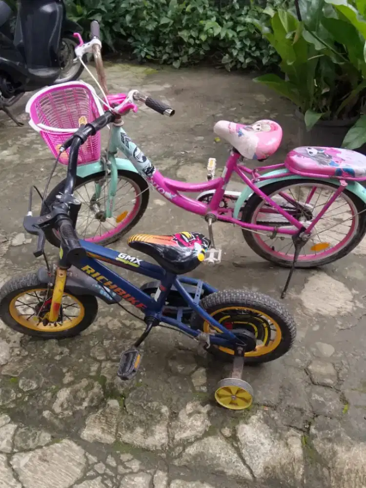 Dua Sepeda Anak Bekas