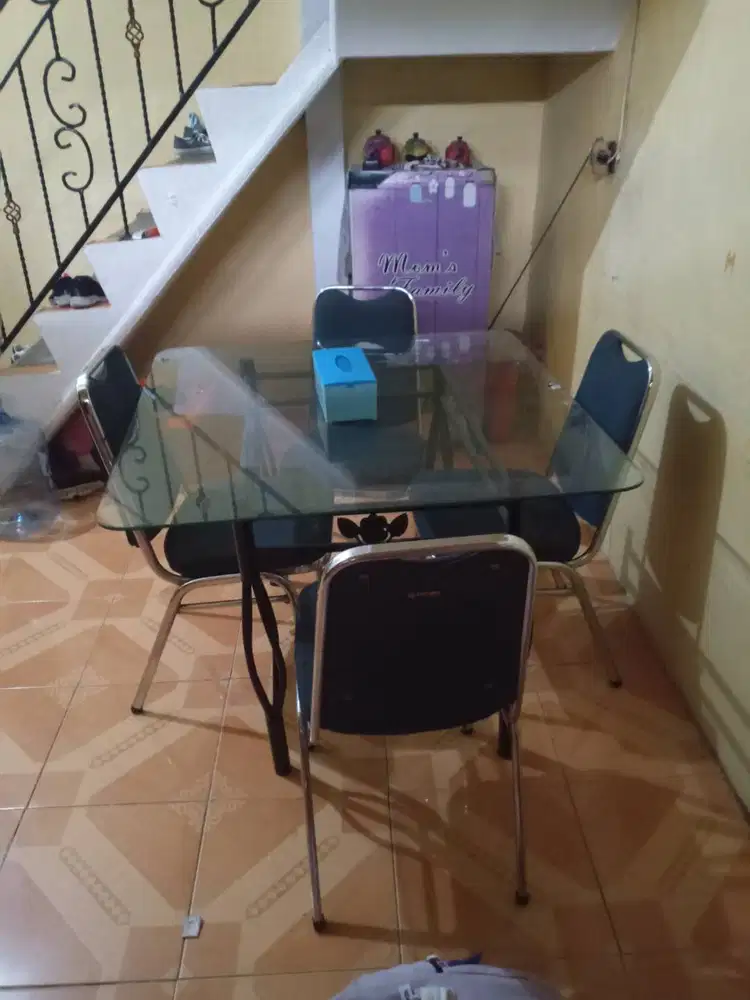 Meja makan dan kursi