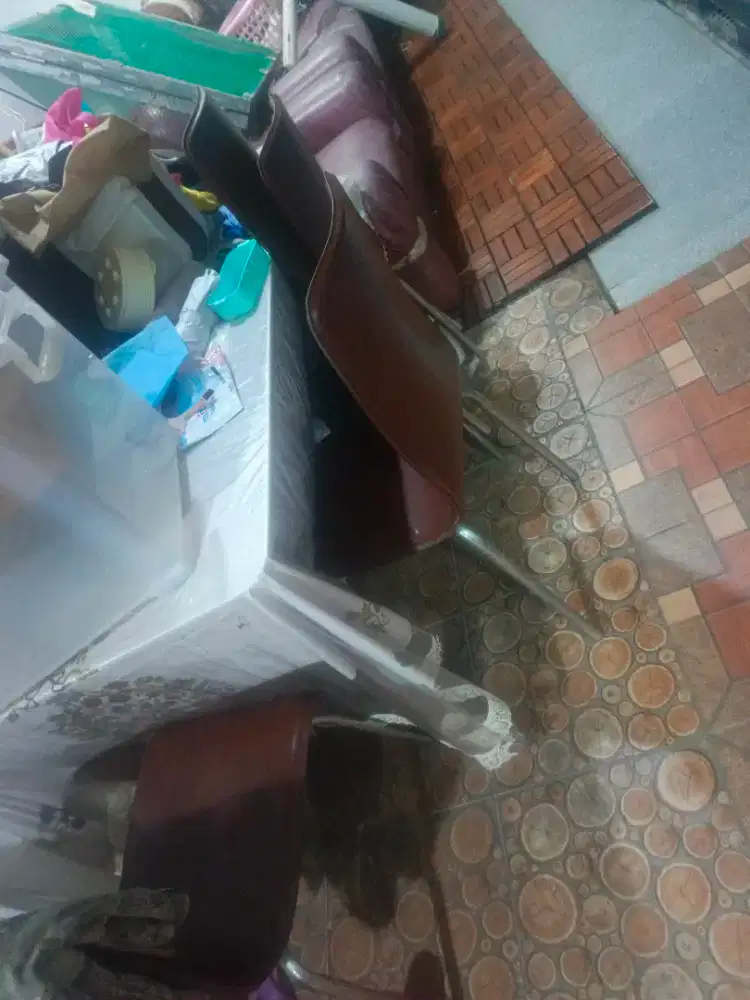 Meja makan kaca dengan 4 bangku