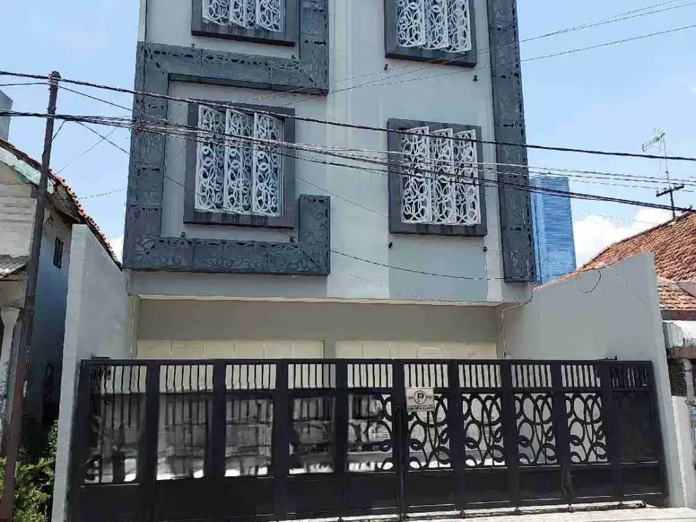 DISEWAKAN RUKO BARU UNTUK USAHA DAN KANTOR PUSAT KOTA STRATEGIS