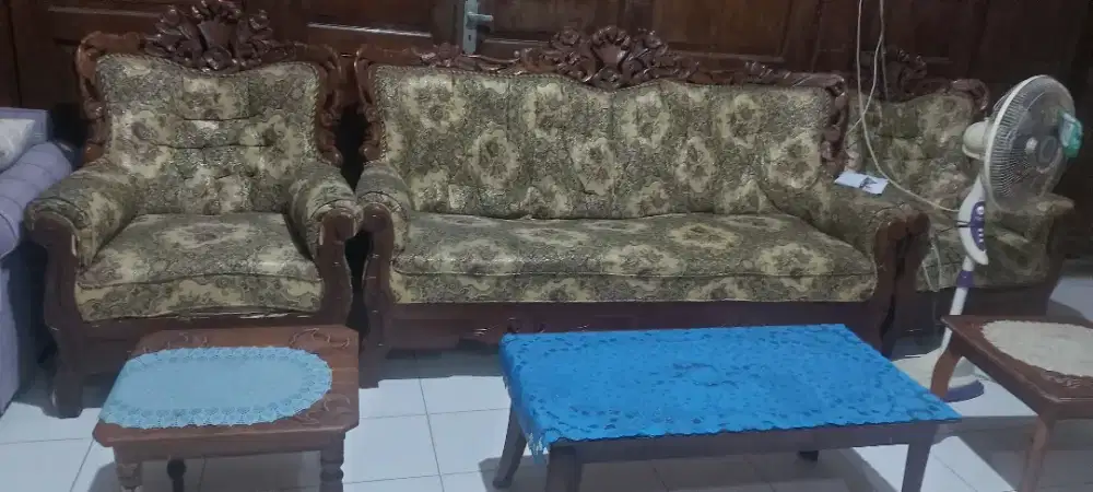 Meja dan Kursi Gajah
