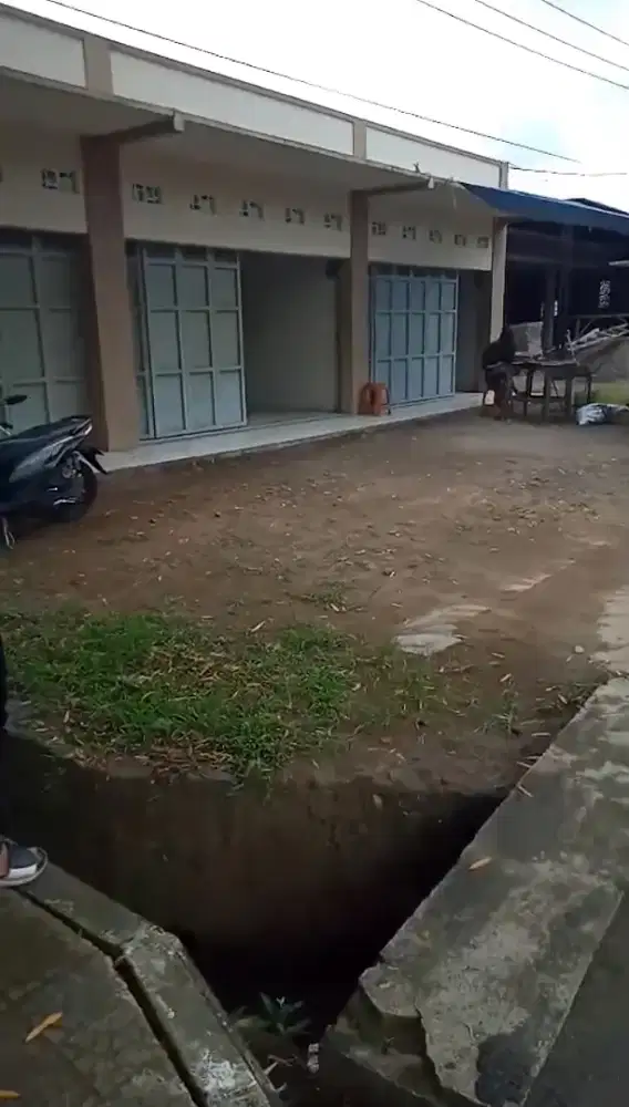 Jual 3 Ruko dan Tanah Luas