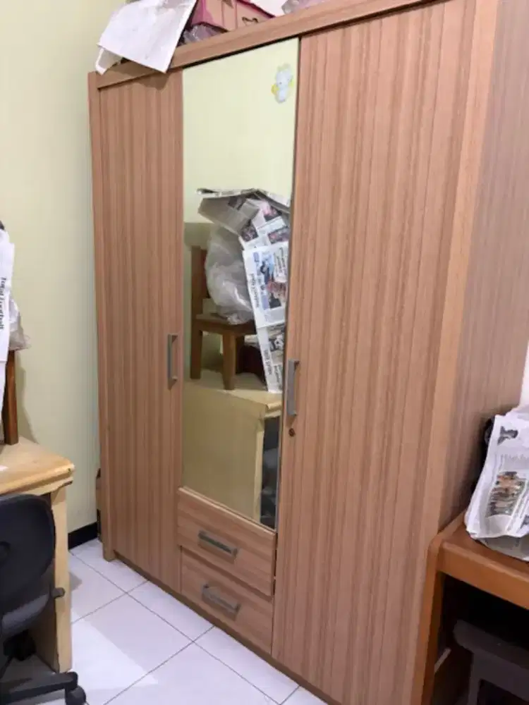 Lemari pakaian baju ada rak dan gantungan baju