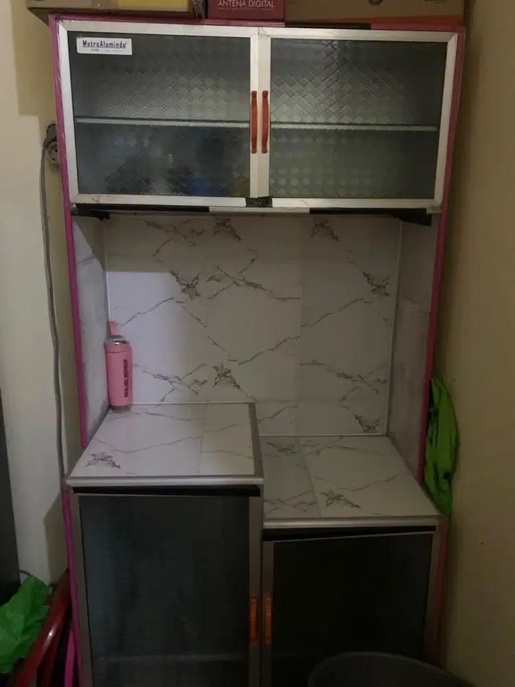 Lemari piring atas 2 pintu , bawa 2 pintu , tengah masih lebar