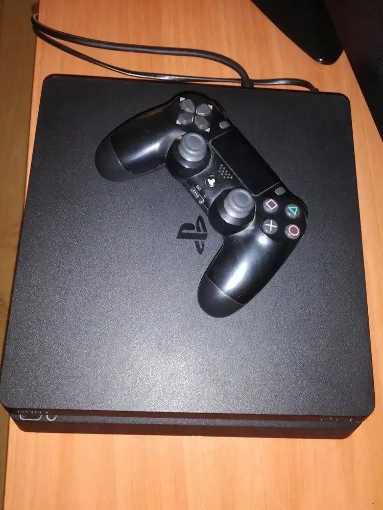 PS4 Slim Jet Black - 500GB + Bonus