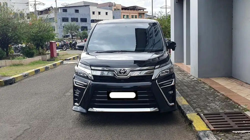 Toyota voxy 2020 hitam sunroof km 44ribuan