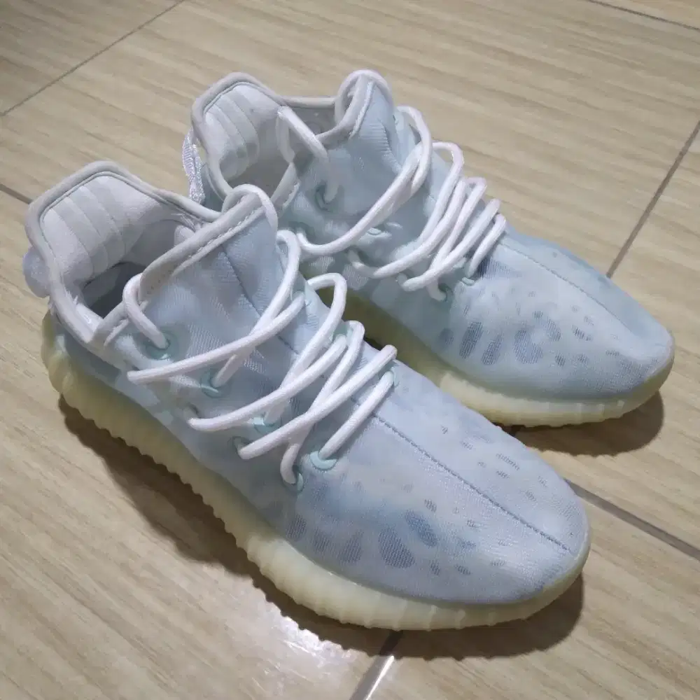 Sepatu adidas YEEZY mono ice