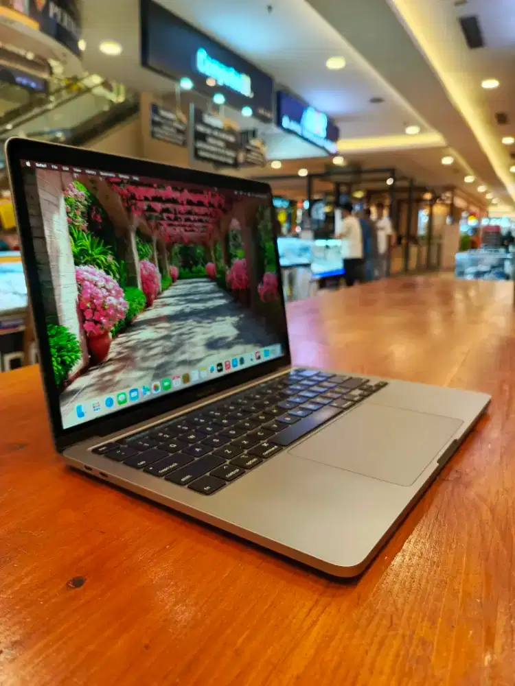 Macbook Pro Retina 13 inch 2020 i5 Ram 8GB sSD 500GB Mulus