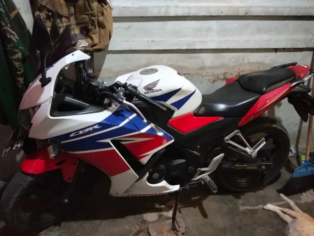 D jual kereta Honda CBR 150 r lengkap surat2