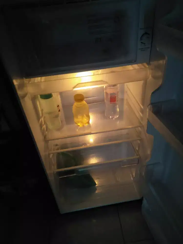 Dijual cepat kulkas shap satu pintu harga 1jt