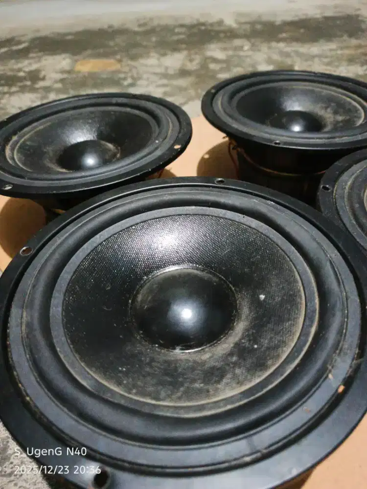 Bekas copotan speaker aktif