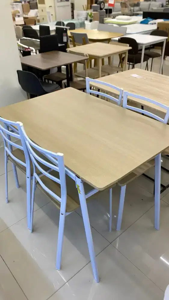 Meja makan Haris white