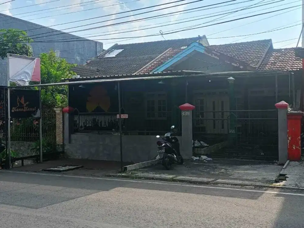 Rumah Besar Poros Jalan Raya Dijual Murah