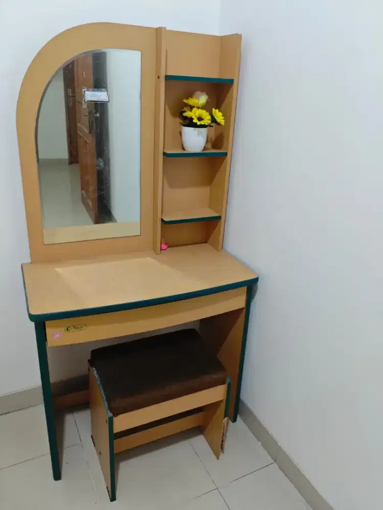 Meja rias dan lemari baju