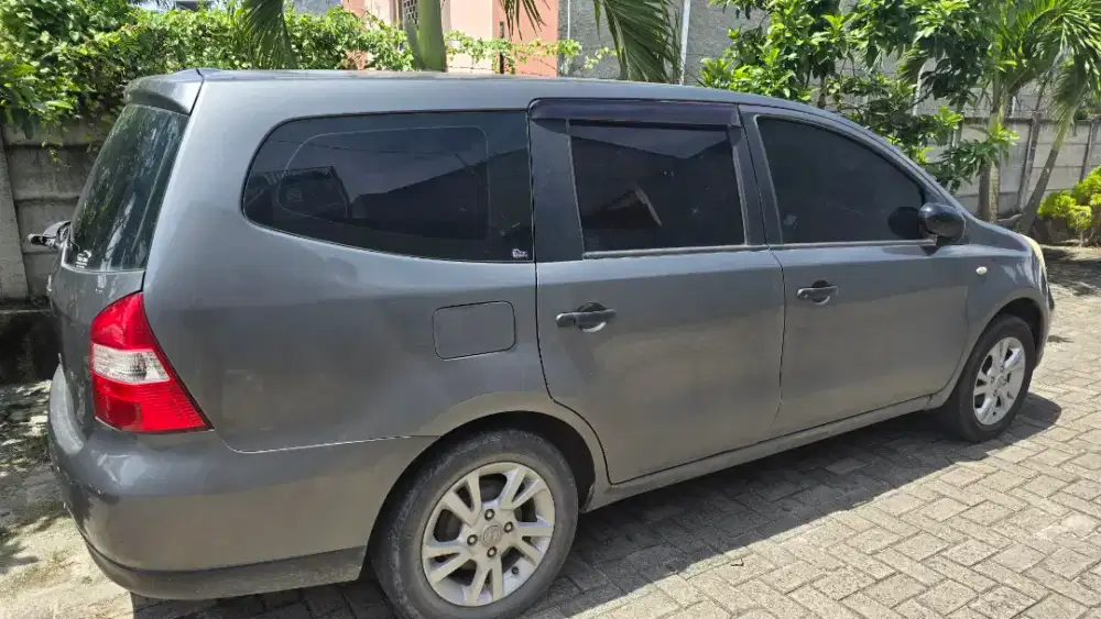 Dijual mobil Nissan Grand Livina