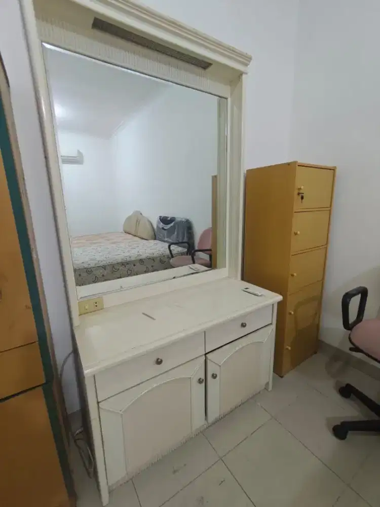 Meja rias lemari buku masih mulus