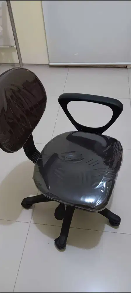 Kursi kantor kecil ada roda