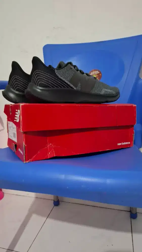 Sepatu New Balance black grey men size 43 kondisi perfect