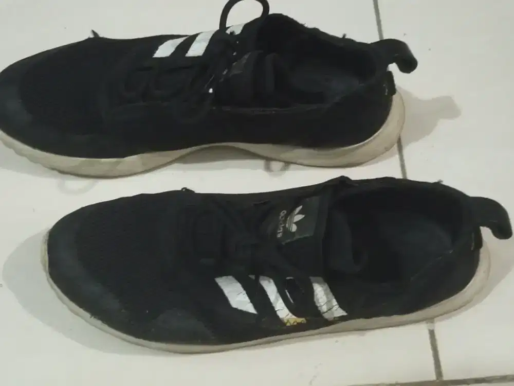Sepatu joging Adidas size 43