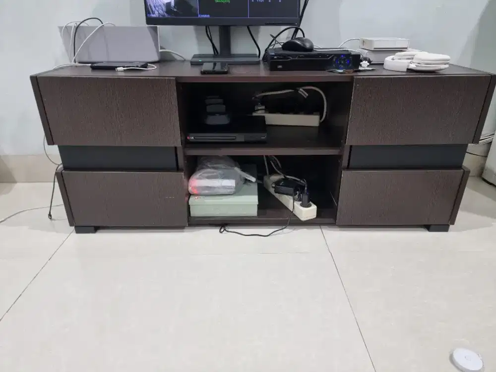 Bufet tv atau tv cabinet