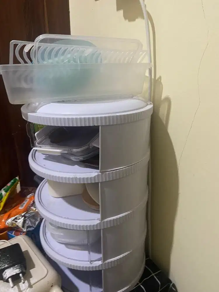 Tempat makan susun dan galon