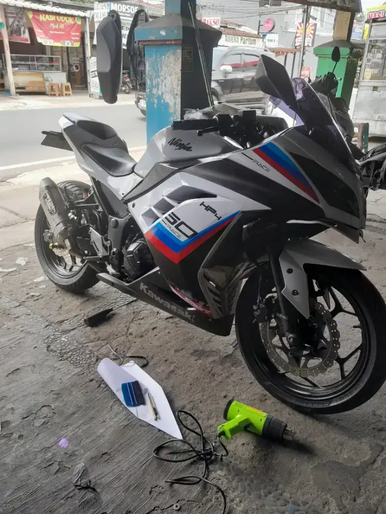 Kawasaki Ninja 250 Fi mulus low km siap pakai