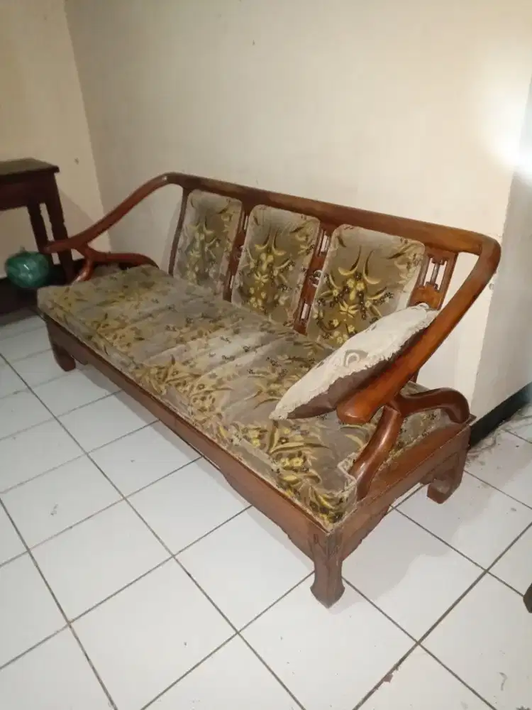 Satu Set Kursi Tamu dari Kayu