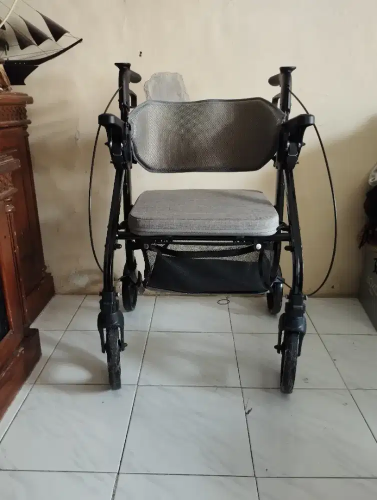 Kursi roda dan foldable Walker ( lansia )