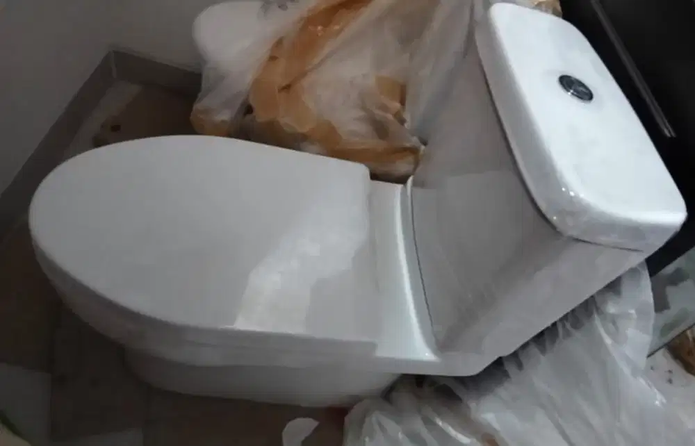 KLOSET TOILET MERK KOHLER KONDISI BARU