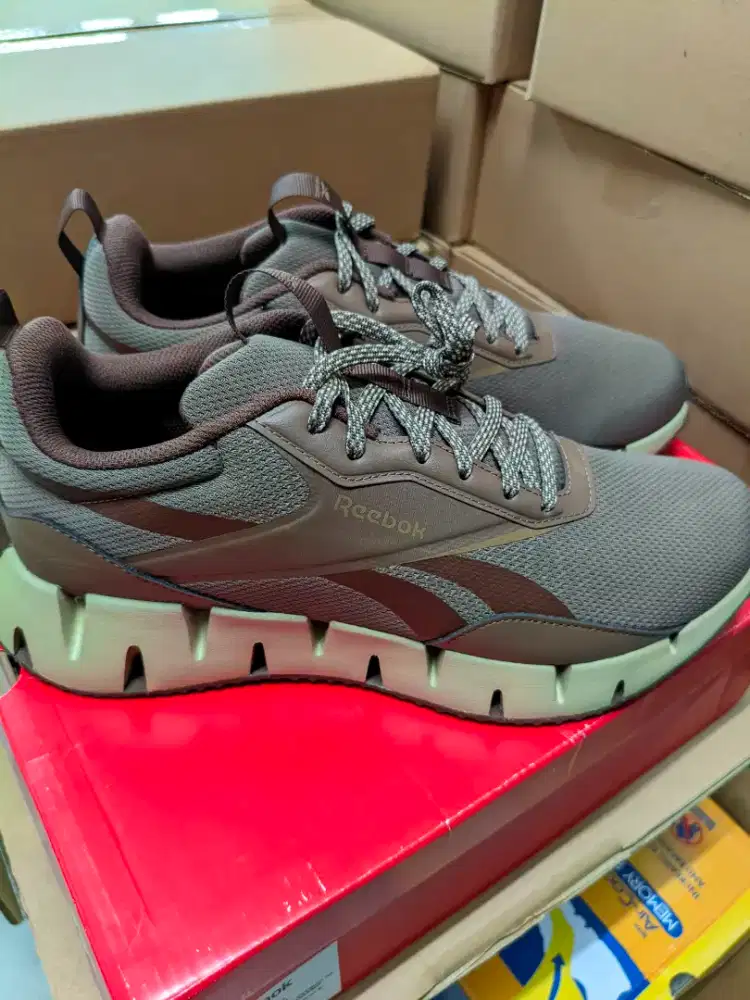 Sepatu Reebok size 43