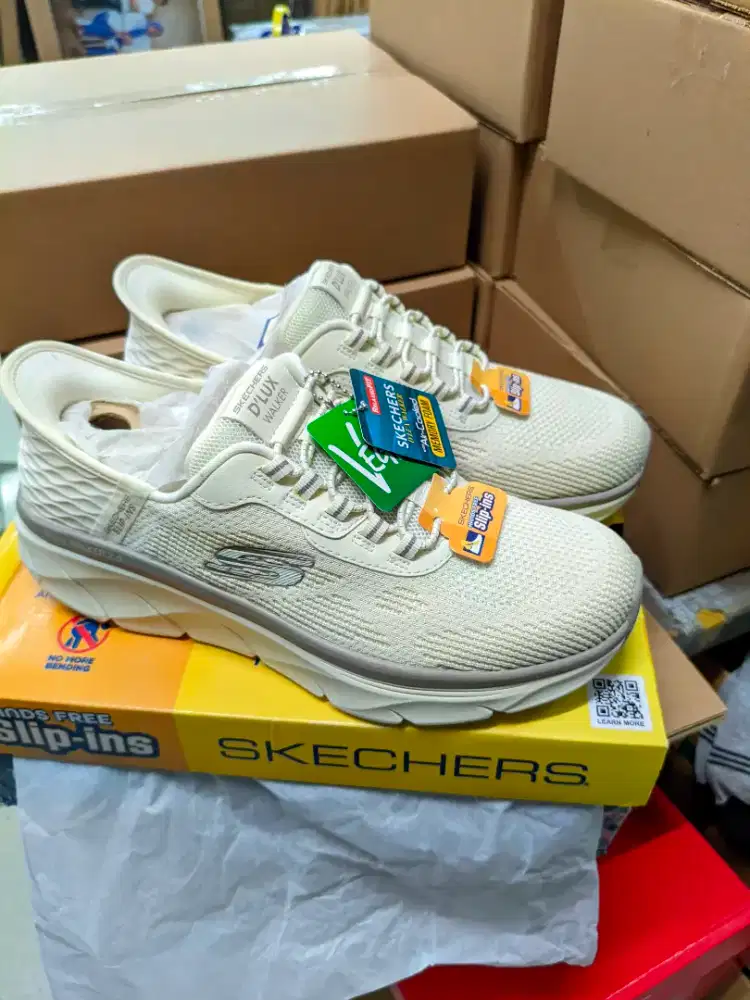 Sepatu Skechers D'Lux 2.0 off white